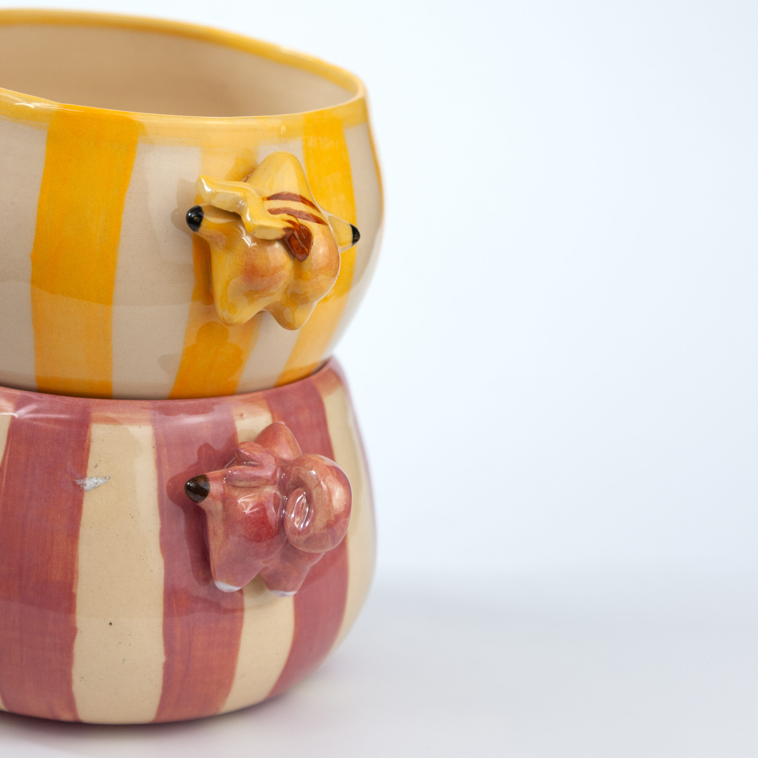 kompozycja z kubków ceramicznych