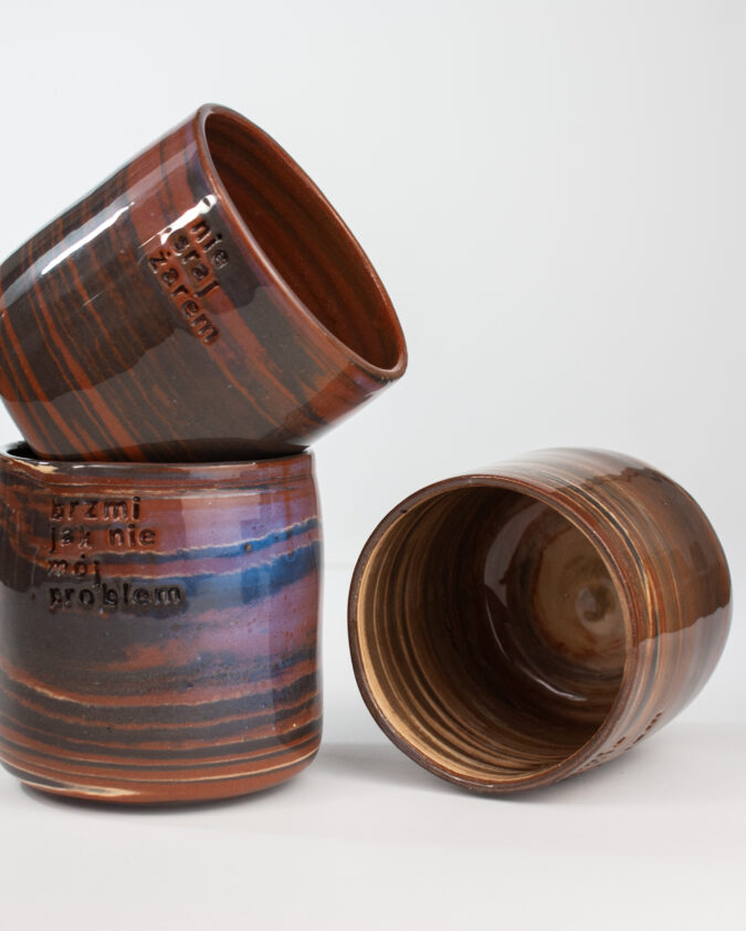 kompozycja z kubków ceramicznych