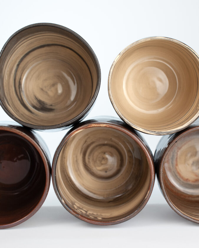 kompozycja z kubków ceramicznych