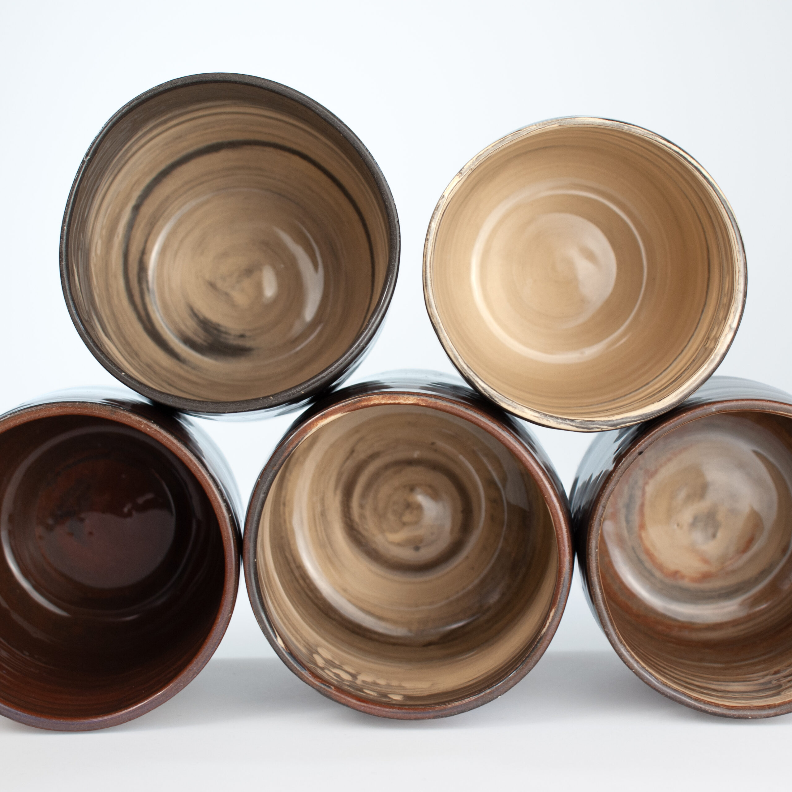 kompozycja z kubków ceramicznych