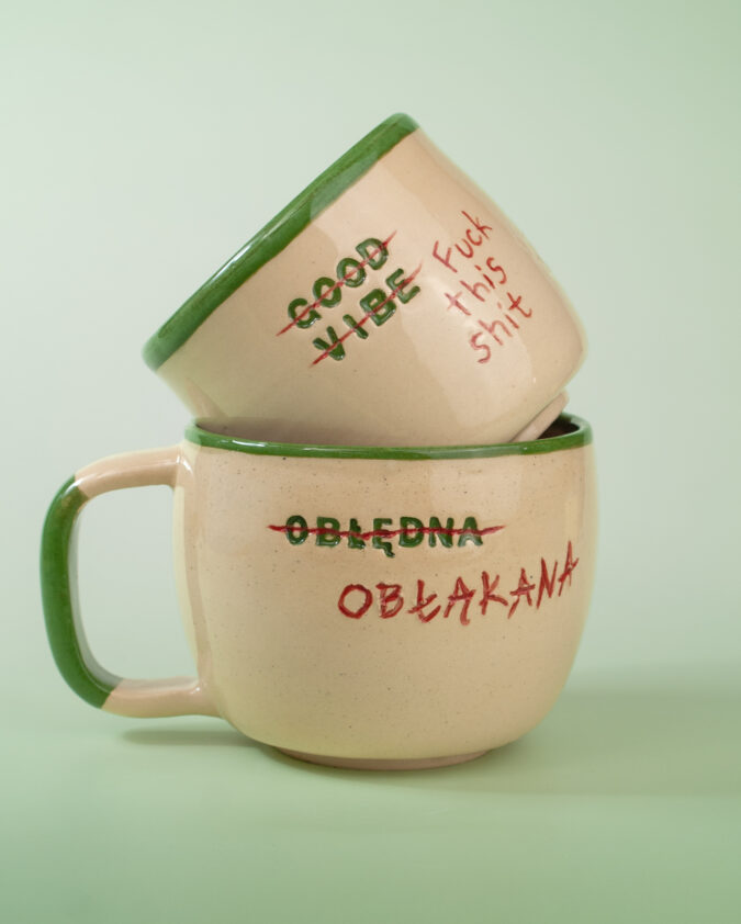 kompozycja z kubków ceramicznych